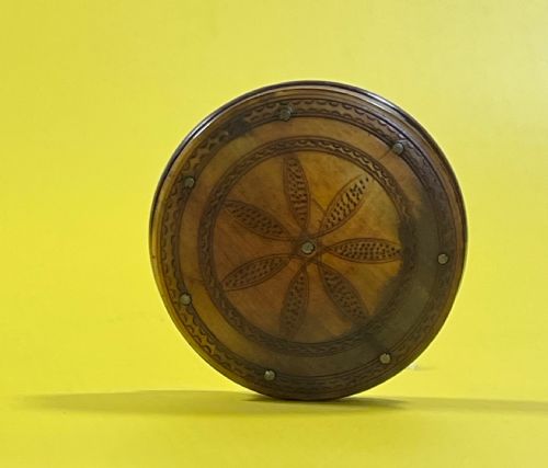 ANTIQUE HORN SNUFF BOX DECORATED WITH FLOWERS GEOMETRIC PATTERNS - ADDITIONAL PHOTO 1
