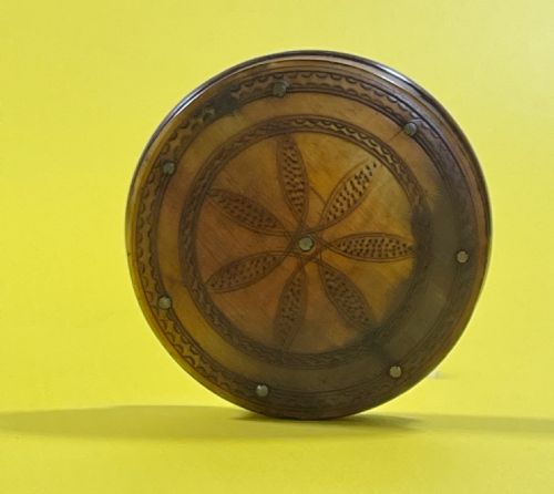 ANTIQUE HORN SNUFF BOX DECORATED WITH FLOWERS GEOMETRIC PATTERNS - ADDITIONAL PHOTO 2