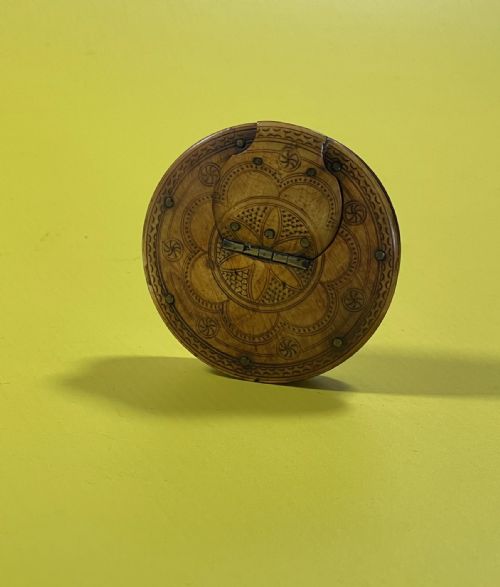 ANTIQUE HORN SNUFF BOX DECORATED WITH FLOWERS GEOMETRIC PATTERNS - ADDITIONAL PHOTO 3