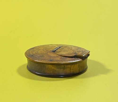 ANTIQUE HORN SNUFF BOX DECORATED WITH FLOWERS GEOMETRIC PATTERNS - ADDITIONAL PHOTO 5