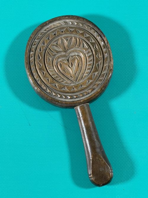 AN ANTIQUE TREEN LOLLIPOP BUTTER STAMP SLAPPER - ADDITIONAL PHOTO 1