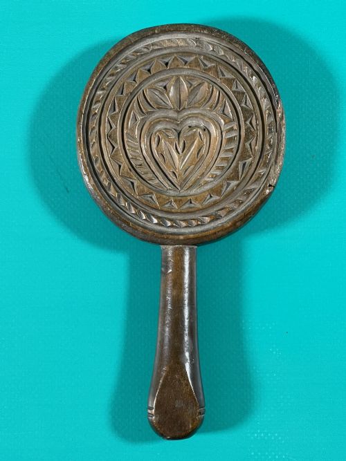 AN ANTIQUE TREEN LOLLIPOP BUTTER STAMP SLAPPER - ADDITIONAL PHOTO 2