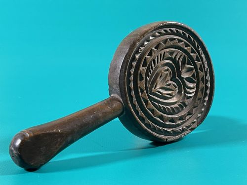AN ANTIQUE TREEN LOLLIPOP BUTTER STAMP SLAPPER - ADDITIONAL PHOTO 6