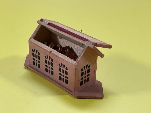 A SMALL FOLK ART NOAHS ARK WITH A MIXTURE OF 19 ANIMALS - ADDITIONAL PHOTO 5