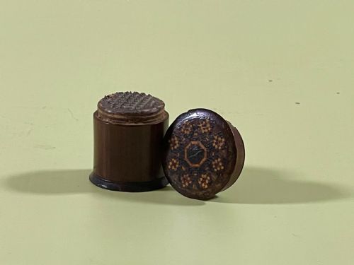 AN ANTIQUE TREEN TUNBRIDGE WARE NUTMEG GRATER - ADDITIONAL PHOTO 3