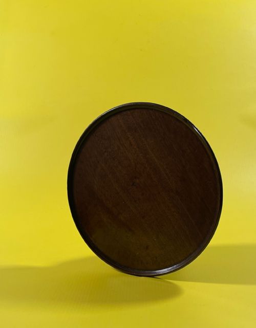 A SMALL ANTIQUE WALNUT CIRCULAR TRAY - ADDITIONAL PHOTO 4
