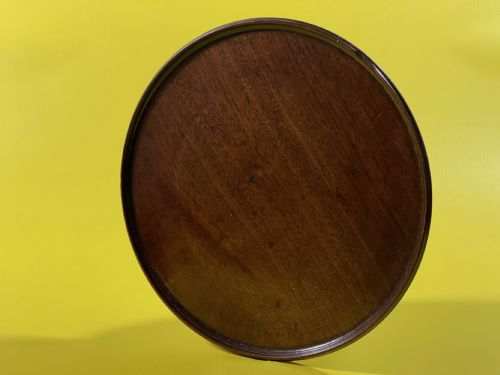 A SMALL ANTIQUE WALNUT CIRCULAR TRAY - ADDITIONAL PHOTO 5