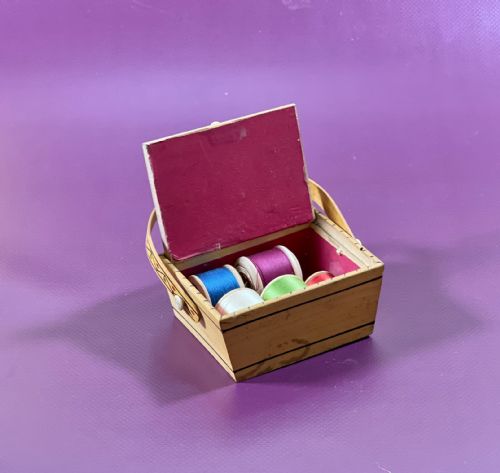 A SMALL WHITEWOOD AND PAINTED EARLY GEORGIAN PANNIER BOX - ADDITIONAL PHOTO 1
