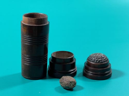 ANTIQUE SPICE TOWER NUTMEG GRATER DR RECKLESS COLLECTION - ADDITIONAL PHOTO 3
