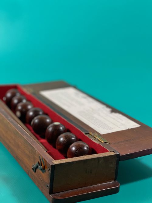 ANTIQUE TREEN TABLE BOWLS IN A MAHOGANY BOX COMPLETE WITH RULES - ADDITIONAL PHOTO 4