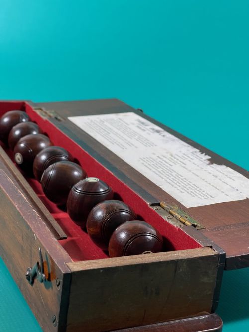 ANTIQUE TREEN TABLE BOWLS IN A MAHOGANY BOX COMPLETE WITH RULES - ADDITIONAL PHOTO 7