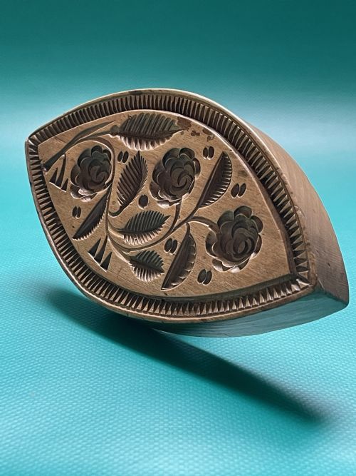 ANTIQUE WELSH SYCAMORE CANOE SHAPED BUTTER STAMP - ADDITIONAL PHOTO 3