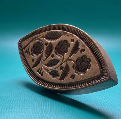 ANTIQUE WELSH SYCAMORE CANOE SHAPED BUTTER STAMP - ADDITIONAL PHOTO 4