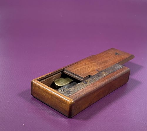 AN UNUSUAL PORTABLE SNUFF CUTTER CAMPAIGNTRAVELLING EXAMPLE - ADDITIONAL PHOTO 2