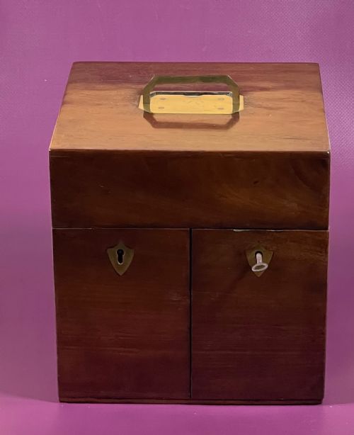 A SMALL MAHOGANY APOTHECARY CABINET FULLY FITTED - ADDITIONAL PHOTO 3