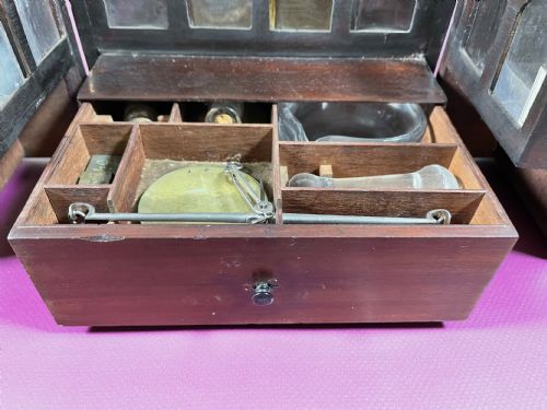 A SMALL MAHOGANY APOTHECARY CABINET FULLY FITTED - ADDITIONAL PHOTO 11