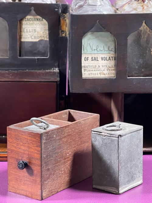 A SMALL MAHOGANY APOTHECARY CABINET FULLY FITTED - ADDITIONAL PHOTO 12