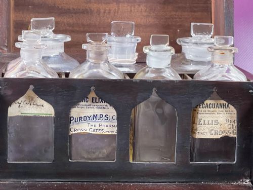 A SMALL MAHOGANY APOTHECARY CABINET FULLY FITTED - ADDITIONAL PHOTO 15