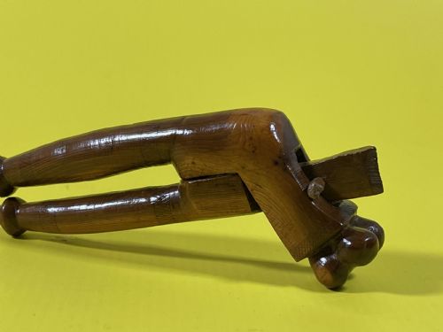 ANTIQUE TREEN YEW WOOD LEVER NUTCRACKERS - ADDITIONAL PHOTO 1