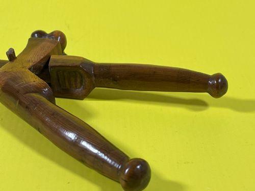 ANTIQUE TREEN YEW WOOD LEVER NUTCRACKERS - ADDITIONAL PHOTO 6