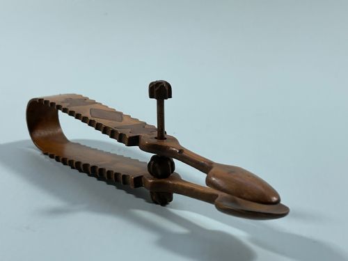 ANTIQUE TREEN WELSH SUGAR TONGS - ADDITIONAL PHOTO 4