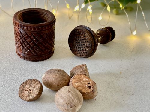 ANTIQUE TREEN NUTMEG GRATER IN THE SHAPE OF A WINE BOTTLE - ADDITIONAL PHOTO 1