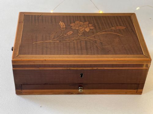 A GEORGIAN MAHOGANY INLAID NETTING BOX - ADDITIONAL PHOTO 13