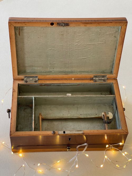 A GEORGIAN MAHOGANY INLAID NETTING BOX - ADDITIONAL PHOTO 15