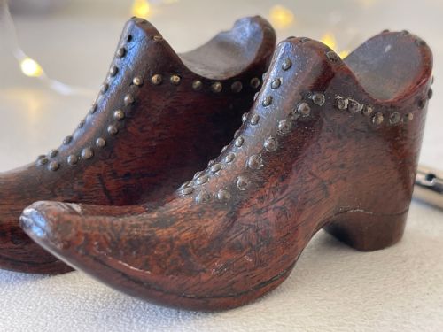 A PAIR OF ANTIQUE TREEN PEN RESTS - ADDITIONAL PHOTO 1
