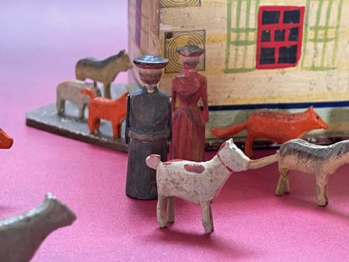 ANTIQUE NOAHS ARK INCLUDES SOME ANIMALS FIGURES - ADDITIONAL PHOTO 1