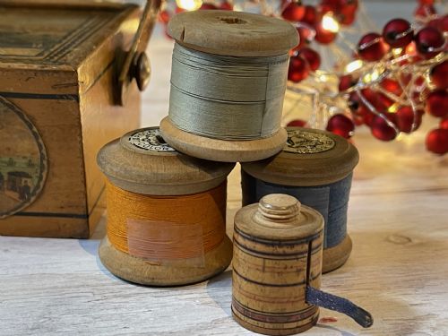 ANTIQUE TUNBRIDGE WARE SEWING PANNIER REELS MEASURE - ADDITIONAL PHOTO 1