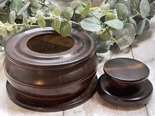 AN ANTIQUE LIGNUM VITAE LIDDED POT - ADDITIONAL PHOTO 4
