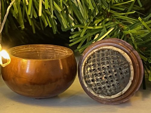 ANTIQUE TREEN COQUILLA NUTMEG GRATER PEAR SHAPED - ADDITIONAL PHOTO 3