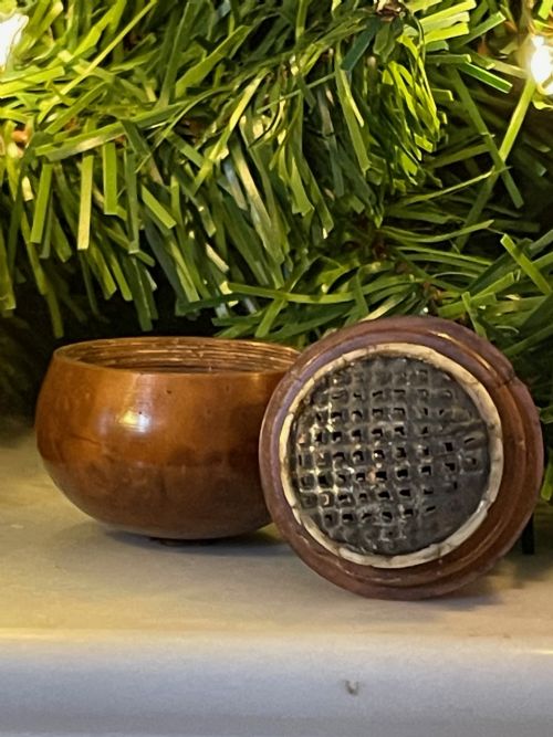 ANTIQUE TREEN COQUILLA NUTMEG GRATER PEAR SHAPED - ADDITIONAL PHOTO 4