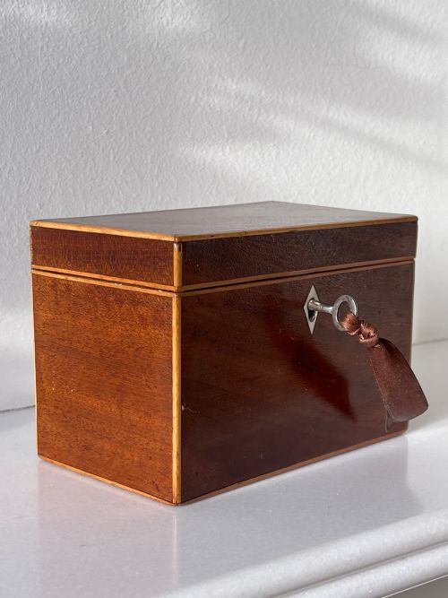 A MINIATURE ANTIQUE GEORGIAN TEA CADDY - ADDITIONAL PHOTO 1