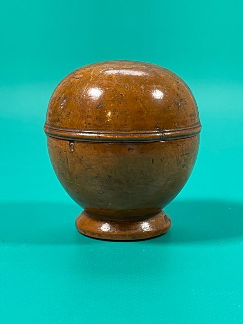 antique treen 18th century pill silverer with original silvered pills - CATEGORY: ANTIQUE MISCELLANEOUS - DATED 18TH CENTURY