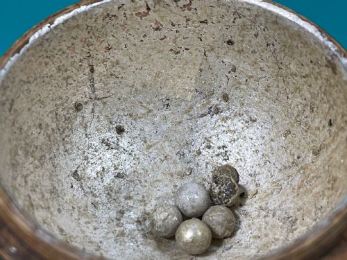 ANTIQUE TREEN 18TH CENTURY PILL SILVERER WITH ORIGINAL SILVERED PILLS - ADDITIONAL PHOTO 1