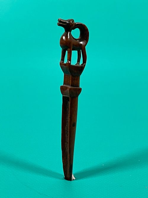 A RARE ANTIQUE TREEN APPLE CORER WITH A CARVED DOG - ADDITIONAL PHOTO 1