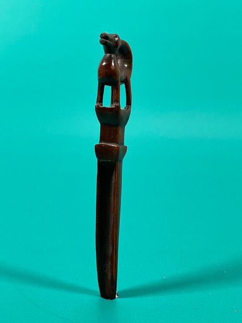 A RARE ANTIQUE TREEN APPLE CORER WITH A CARVED DOG - ADDITIONAL PHOTO 2