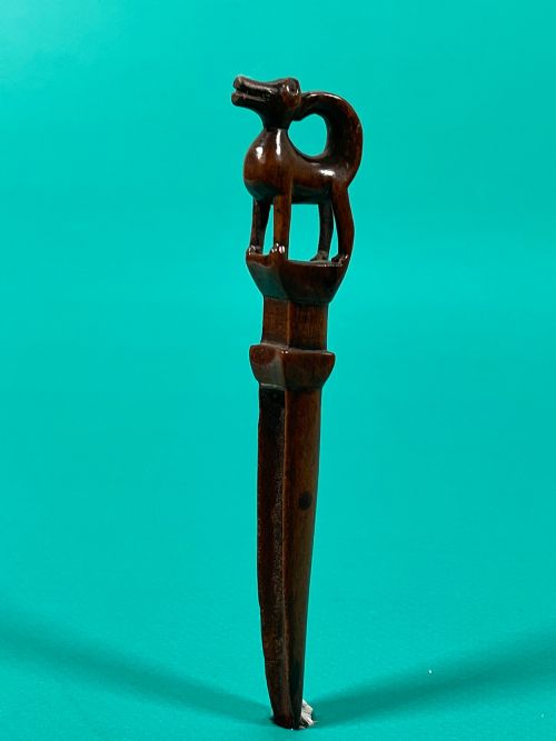 A RARE ANTIQUE TREEN APPLE CORER WITH A CARVED DOG - ADDITIONAL PHOTO 4