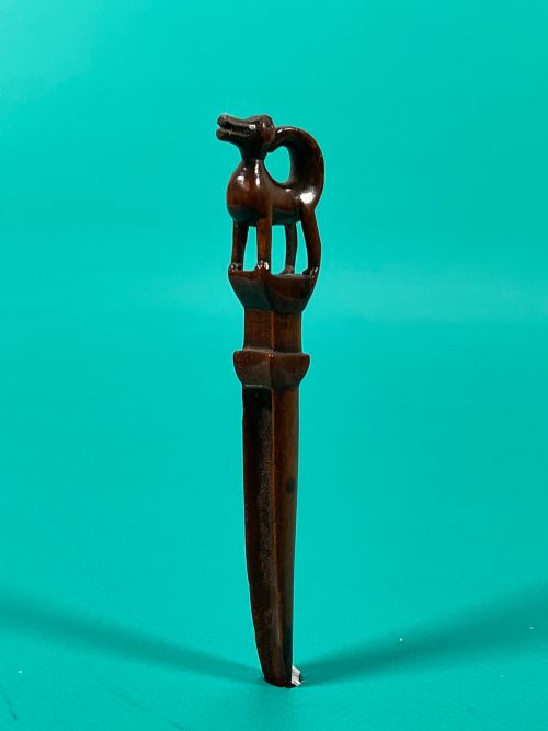 A RARE ANTIQUE TREEN APPLE CORER WITH A CARVED DOG - ADDITIONAL PHOTO 5