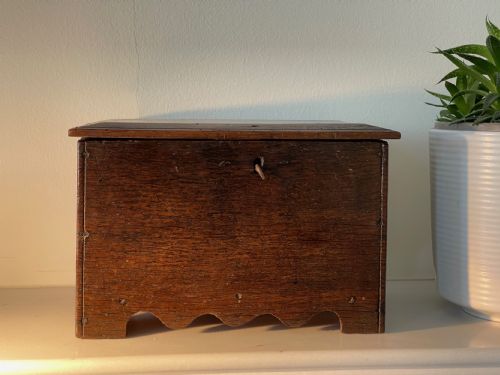A SMALL GEORGIAN OAK BOARDED BOX - ADDITIONAL PHOTO 2