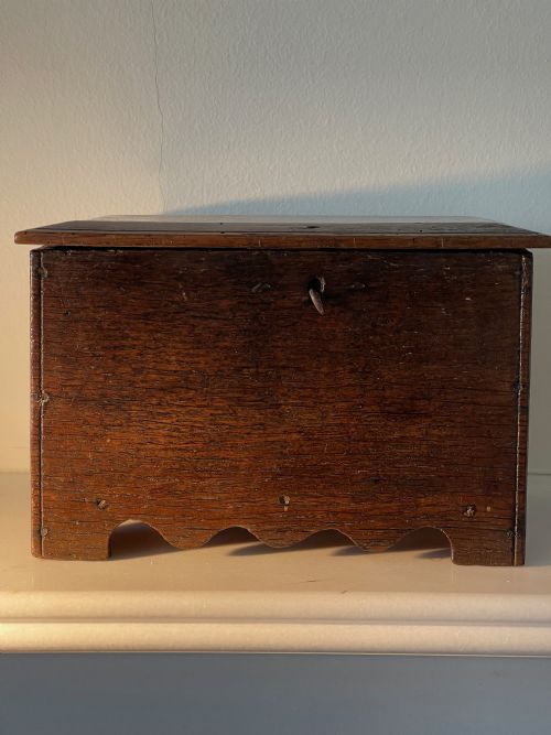 A SMALL GEORGIAN OAK BOARDED BOX - ADDITIONAL PHOTO 3