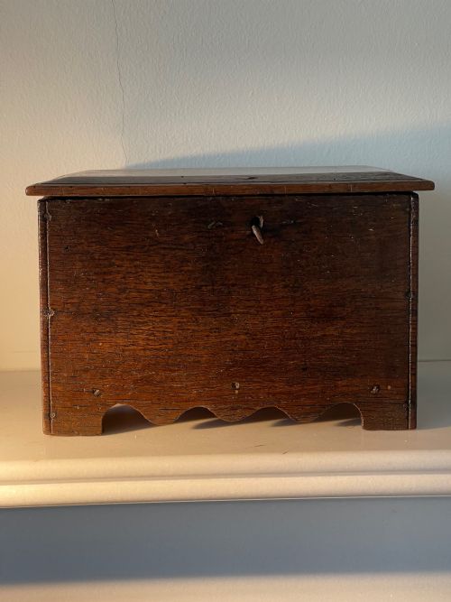 A SMALL GEORGIAN OAK BOARDED BOX - ADDITIONAL PHOTO 4