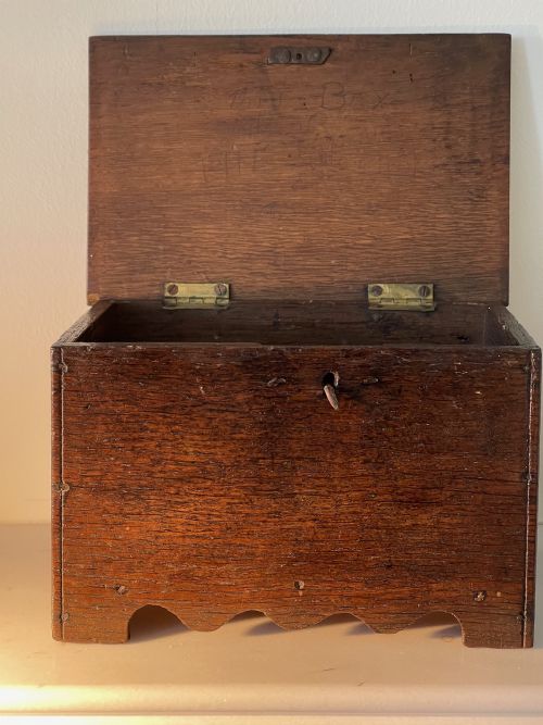 A SMALL GEORGIAN OAK BOARDED BOX - ADDITIONAL PHOTO 6