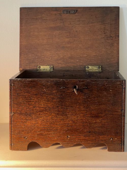 A SMALL GEORGIAN OAK BOARDED BOX - ADDITIONAL PHOTO 8