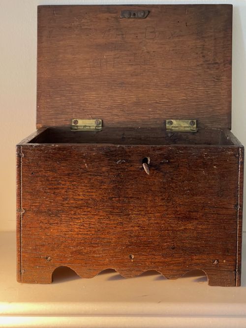A SMALL GEORGIAN OAK BOARDED BOX - ADDITIONAL PHOTO 9