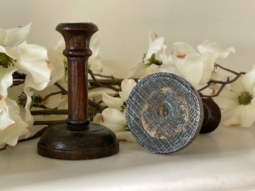 A PAIR OF ANTIQUE TREEN TAPER CANDLESTICKS - ADDITIONAL PHOTO 2