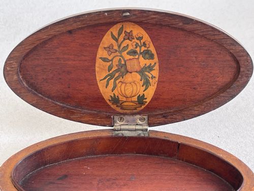 A GEORGIAN INLAID OVAL BOX - ADDITIONAL PHOTO 1