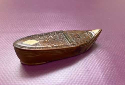 antique prisoner of war snuff shoe - CATEGORY: ANTIQUE BOXES - DATED 18TH CENTURY
